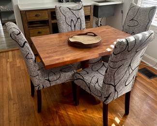 Dining room table with 4 chairs 