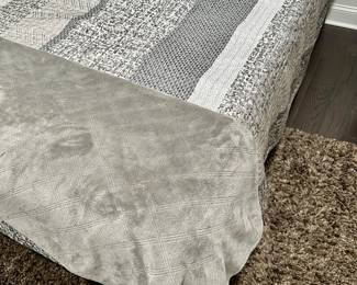 Queen comforter 