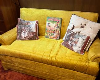 VINTAGE TWIN PULL-OUT BED/COUCH 1960'S.  SO CUTE