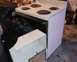 Older stove and overhead vent in great working condition 