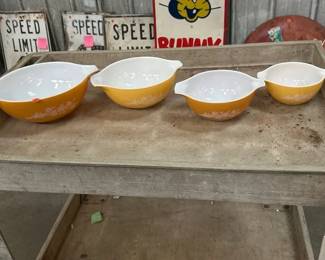 4 PYREX BUTTERFLY BOUQUET CINDERELLA MIXING BOWLS