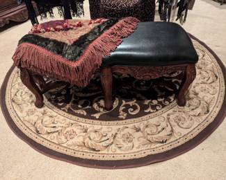 Bench carved wood, round area rug