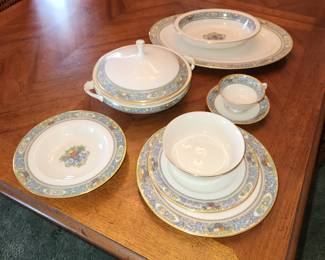 5 piece place setting, service for 12, Lenox Autumn, with serving pieces.
China is sold BY PLACE SETTING. There is NO buying 1 plate or 1 saucer.
Serving pieces are sold separately.