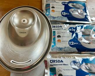 Refillable pet water dish