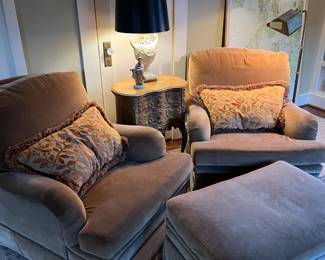 Overview of pieces in the sale. Most offered for online purchase in individual pictures.