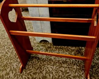 Wooden quilt stand w hearts