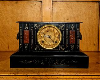 Beautiful working clock 1900, with key works
