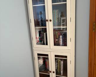 Corner cabinet