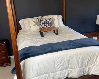Queen Posted Bed
