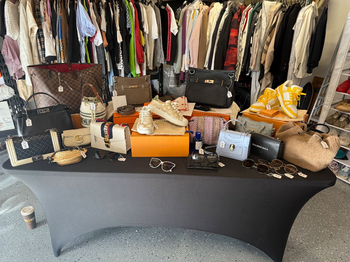 Bags, Wallets, Glasses, Scarfs, etc..

Hermes, Gucci, Louis Vuitton, Celine, Fendi, Chanel, Bvlgari, Balenciaga, MaxMara, etc..