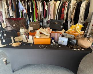 Bags, Wallets, Glasses, Scarfs, etc..

Hermes, Gucci, Louis Vuitton, Celine, Fendi, Chanel, Bvlgari, Balenciaga, MaxMara, etc..