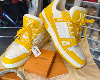 Size 9 
Worn a couple times 