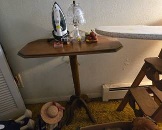 Pedestal table