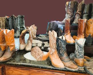 Mens cowboy boots - Size 8.5