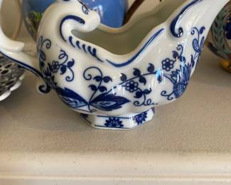 Vienna Woods Fine China Blue Onion Gravy Boat 