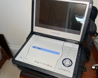 Daewoo DPC-8400N Portable DVD Player with Case 