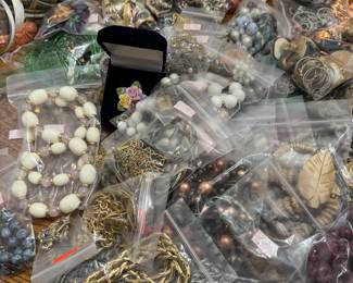 lots of jewelry 