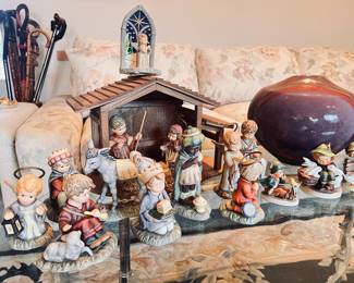 Goebel Nativity w /creche