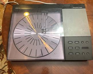 R102 - $250 - Bang & Olufsen of Denmark Record Player. Beogram TX. Powers on and moves!