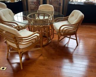 R29 - $1200 - Brown Jordan Round Rattan Glass Top Table with 4 chairs. Measures 4' round x 28.5" tall. Gently used - has been in climate controlled storage so it may need a light cleaning! All Chairs are sturdy. No issues noted with table or glass.