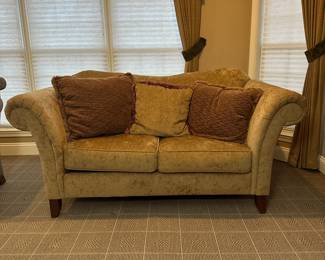 R79 - $175 - Loveseat measures 6' long x 3' deep x 3' tall. No name - excellent condition. Includes Throw Pillows.