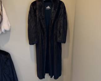 R51 - $200 - Alper-Richman Furs Chicago. Black Willow. Natural Ranch Mink. By John Adkins. No size tag but I would say if fits like a Medium.