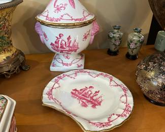 R94 - $30 - 2 Pc Rose Angels Set. Pink & Gold. For decorative use only.