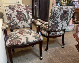 R91 - $325 - Fairfield Table with 5 rolling arm chairs. Table is 54" round x 30" tall. High Gloss finish so it does show the few scratches in the finish but structurally sound and overall very good condition. Chairs are sturdy but comfy and all have wheels. Great game / poker table!