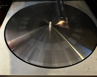 R102 - $250 - Bang & Olufsen of Denmark Record Player. Beogram TX. Powers on and moves!