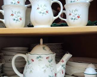 Pflatgraff "Winterberry" dish set. Service for 8.