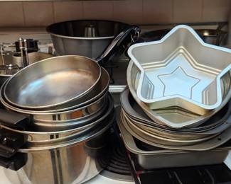 Cookware, cake pans, muffin, cookie, bread +