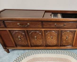 Vintage Magnavox floor console stereo/ record player (works).