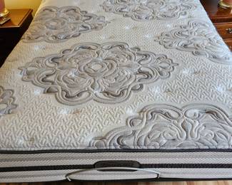 Beauty Rest semi firm queen size bed/Falcon adjustable frame. Nice!