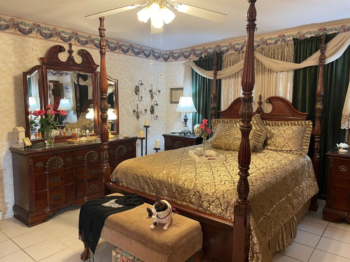 4 POSTER PINEAPPLE CARVED QUEEN BED AND DRESSER
