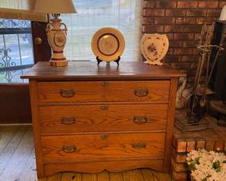 ANTIQUE OAK 3 DRAWER CHEST