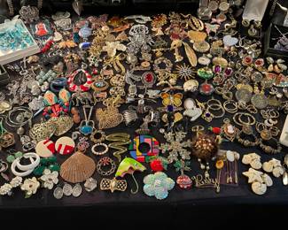 BROOCHES,PENDANTS AND EARRINGS