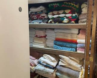 BED AND BATH LINENS AND THROWS