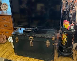 TRUNK AND 40" FLAT SCREEN TV