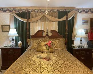 4 POSTER PINEAPPLE CARVED QUEEN BED
