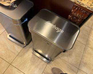 Ooh, even the garbage pails are pretty!