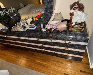 VERY HEAVY set, and it's upstairs.. gorgeous but you'll need a real mover to get this puppy out!!