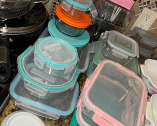 Huge bunch of Pyrex w/lids