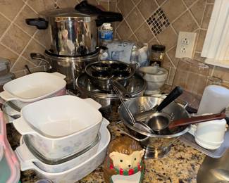 Pyrex containers, pots n’ Pans