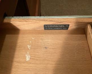 DESK MADE BT VERIPANEL. 