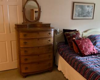ANTIQUE OAK CHEST OF DRAWERS