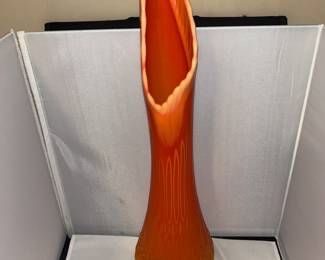 Swung vase