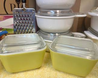 Pair of Pyrex 1 1/2 Cup Verde Yellow Refrigerator Dishes with Lids