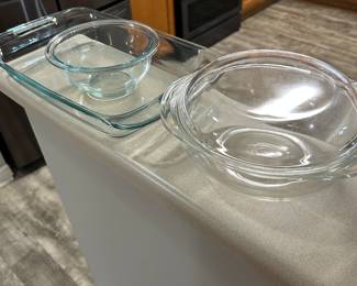 Pyrex bowls and casserole dish 