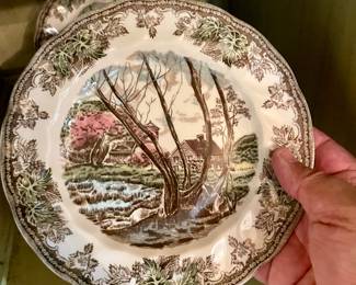 Many types of accessories, silverplate, porcelain, ceramics.