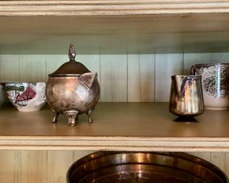 Many types of accessories, silverplate, porcelain, ceramics.